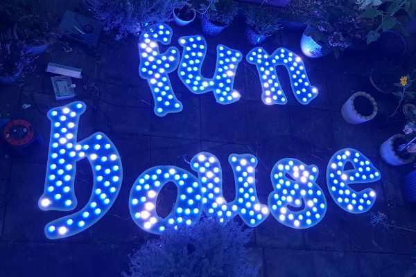 宝运莱官方网站照明的娱光灯用在英国游乐设备展示